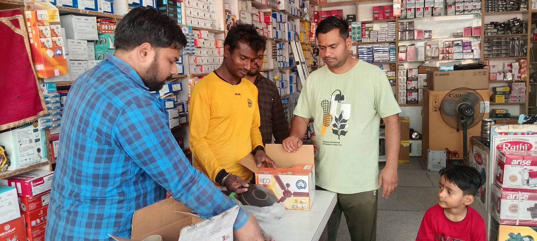 फोटो संख्या:52- सिनेमा रोड पर दुकान से पंखे खरीदते ग्राहक--संवाद