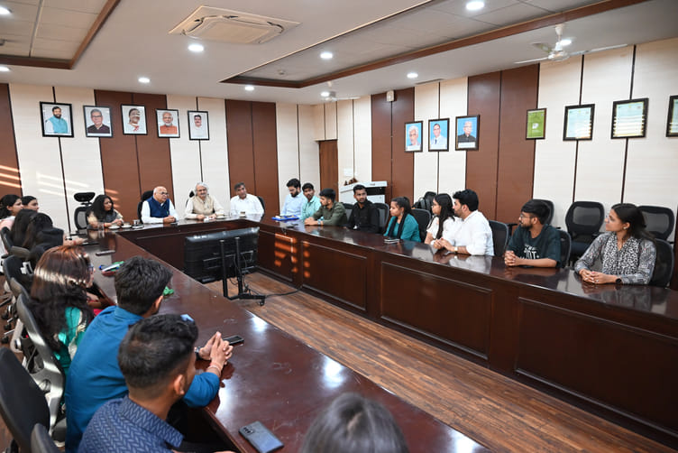 The Vice-Chancellor held a tea discussion with the gold medalist.