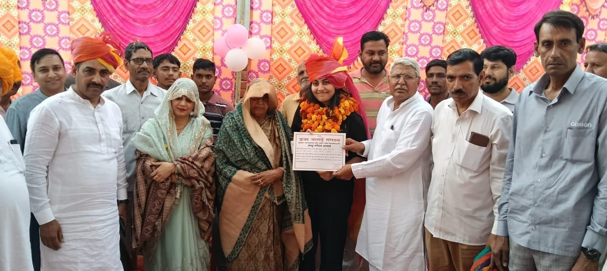 Shweta Tanwar, daughter of Khedi Talwana, becomes a Lieutenant in the Indian Army.