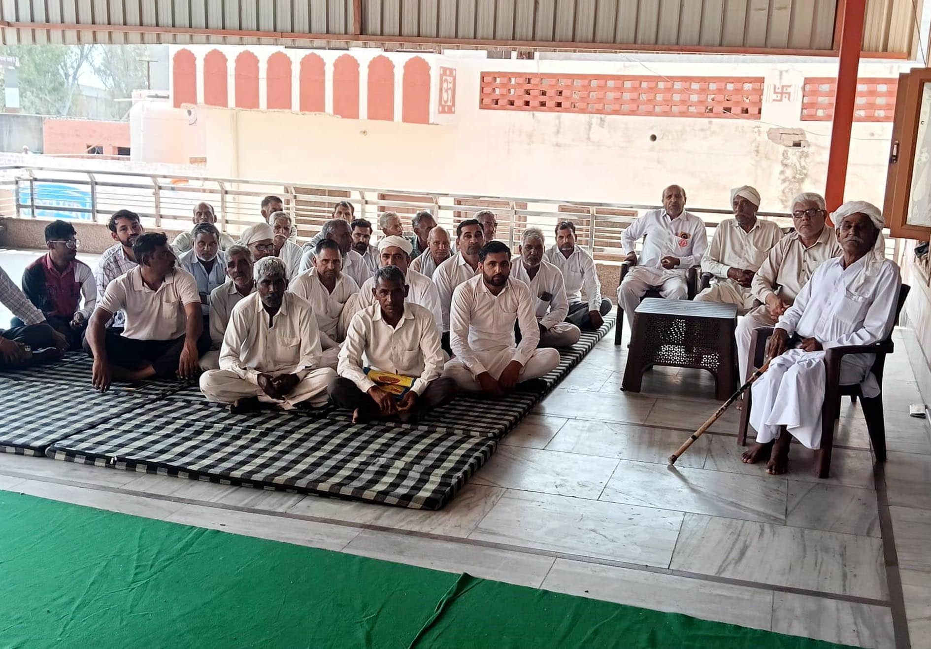 फतेहाबाद। गांव खाराखेड़ी में आयोजित बैठक में भाग लेते किसानस्त्रोत : संघ