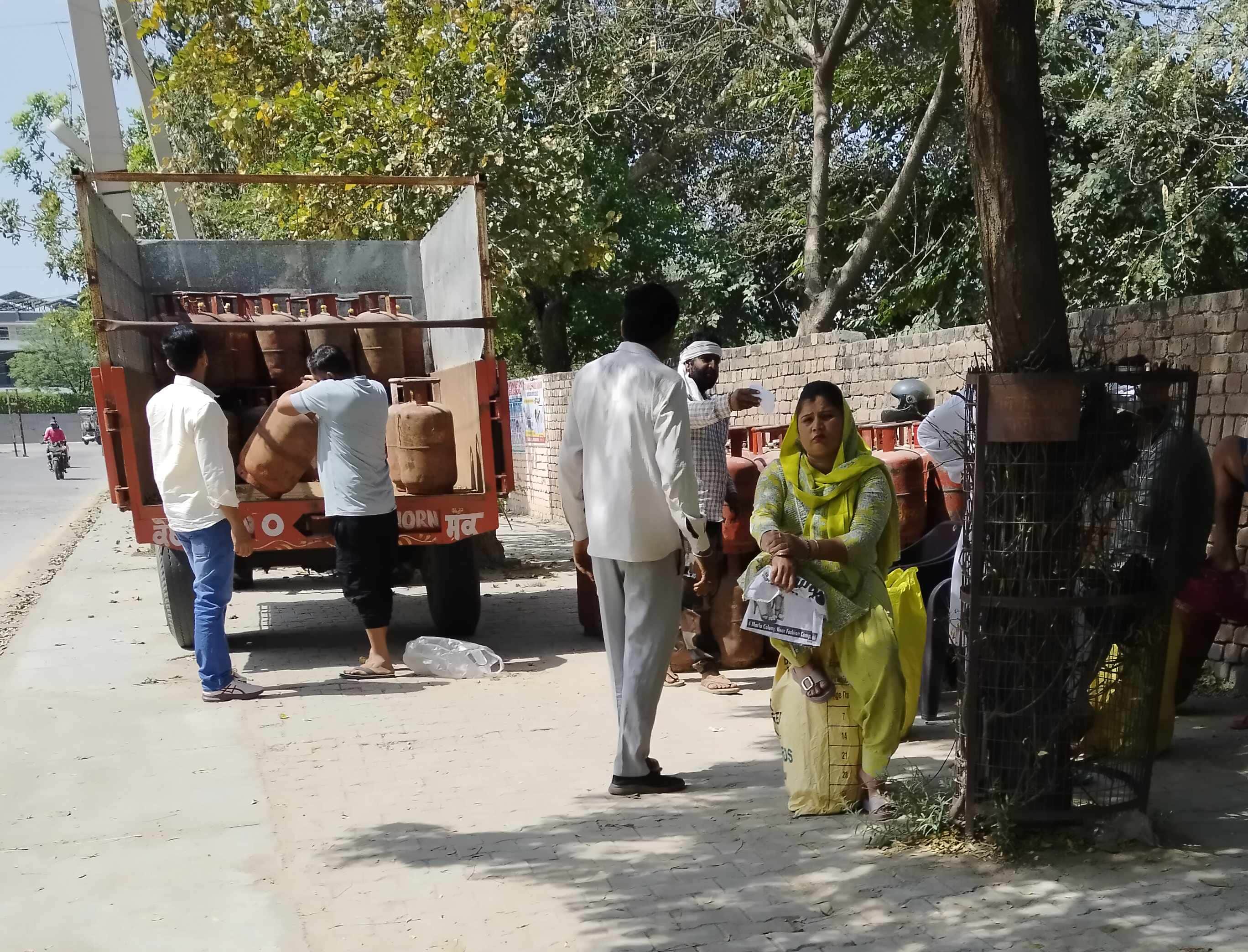 फतेहाबाद के मॉडल टाउन में सिलिंडर भरवाने के लिए पहुंची महिला संवाद