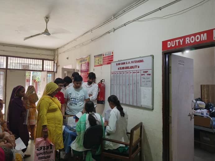 फतेहाबाद के नागरिक अस्पताल में खून की जांच के लिए सैंपल देते हुए मरीज संवाद