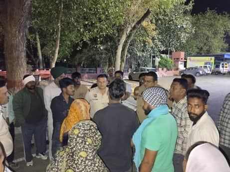 फतेहाबाद में युवक की हत्या के बाद अस्पताल में इक्कठे हुए परिजनसंवाद