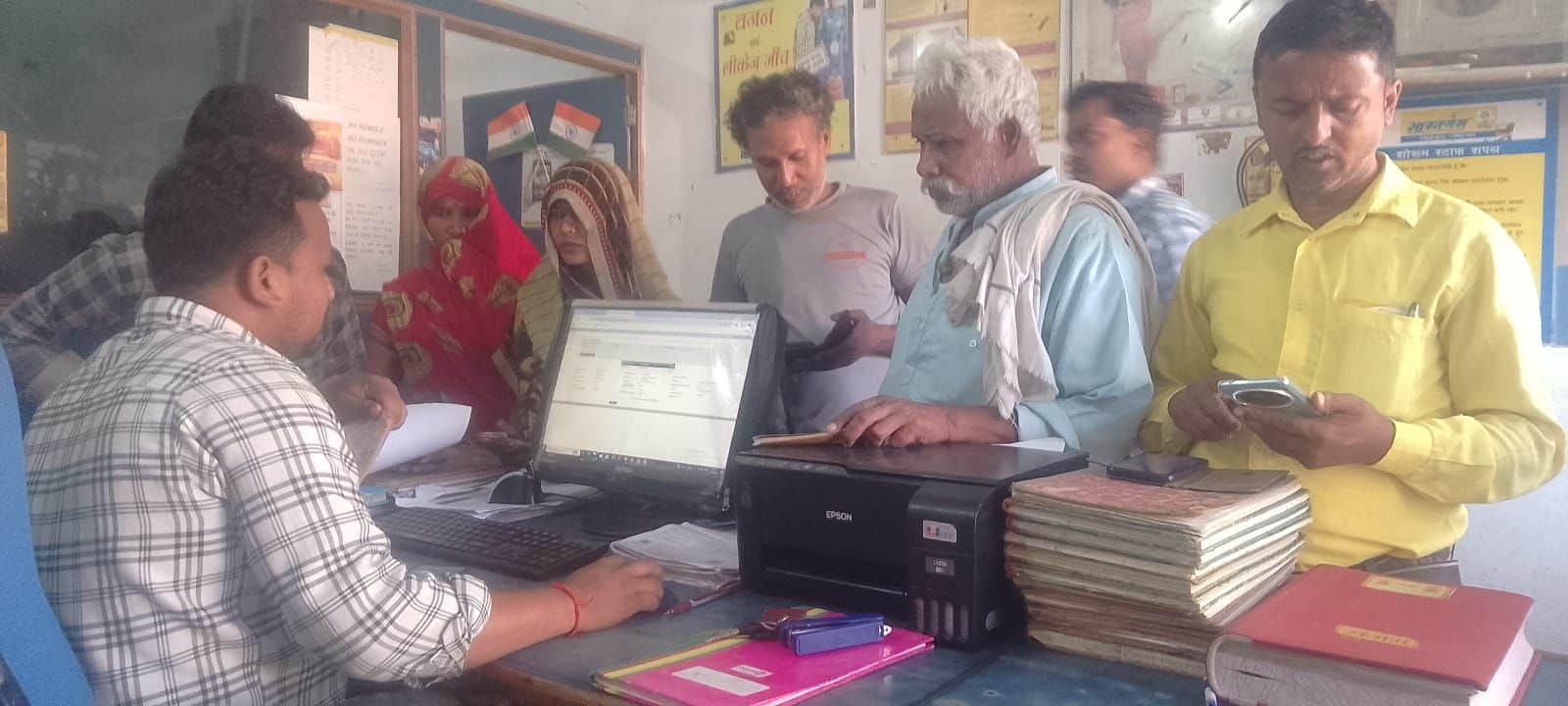 गिलौला स्थित गैस एजेंसी पर केवाईसी व बुकिंग के लिए पहुंचे लोग।  -संवाद