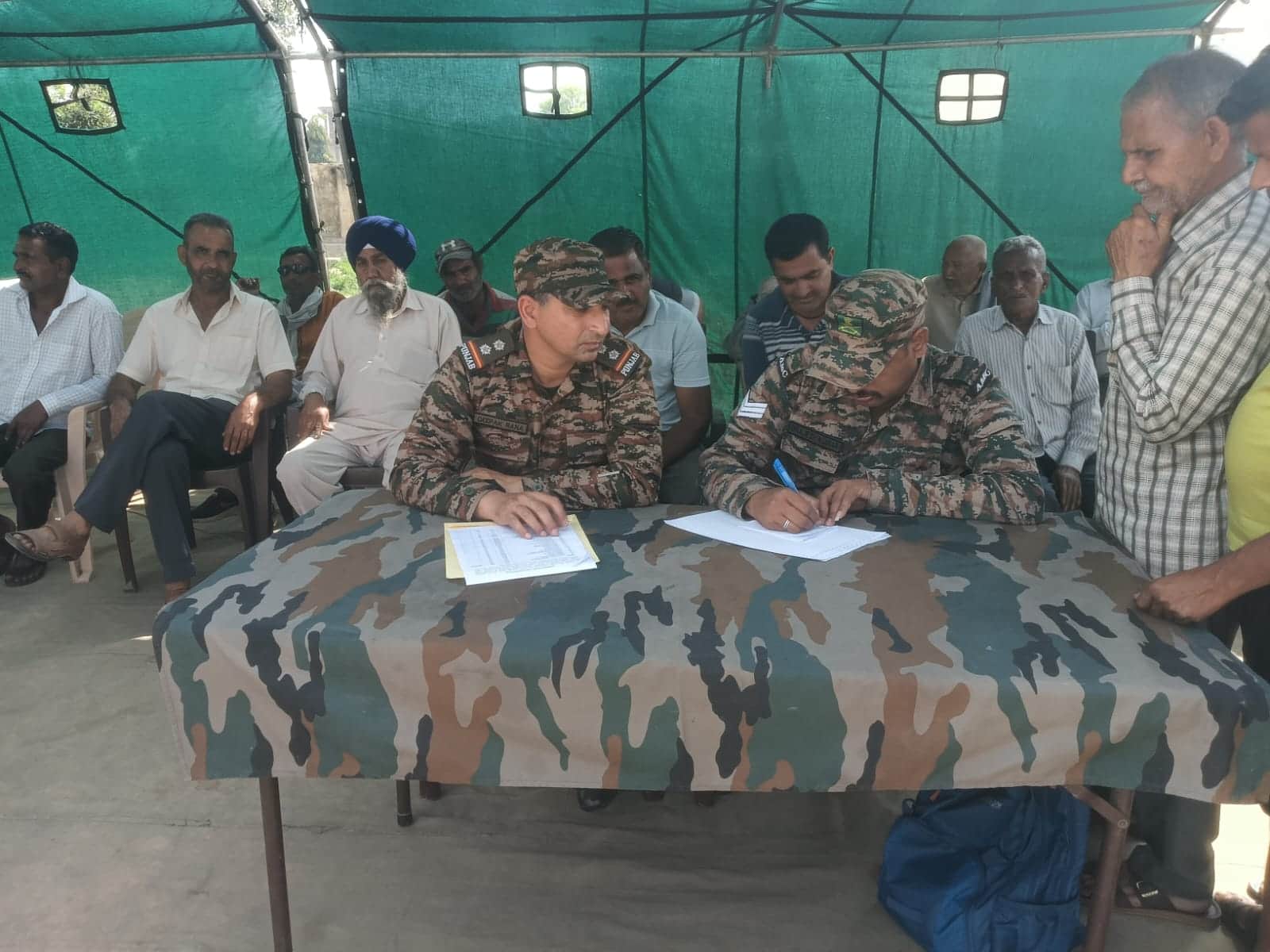 गोपालाचक में सेना की ओर से आयोजित पशु चिकित्सा शिविर में पंजीकरण करवाते पशुपालक। जागरूक पाठक