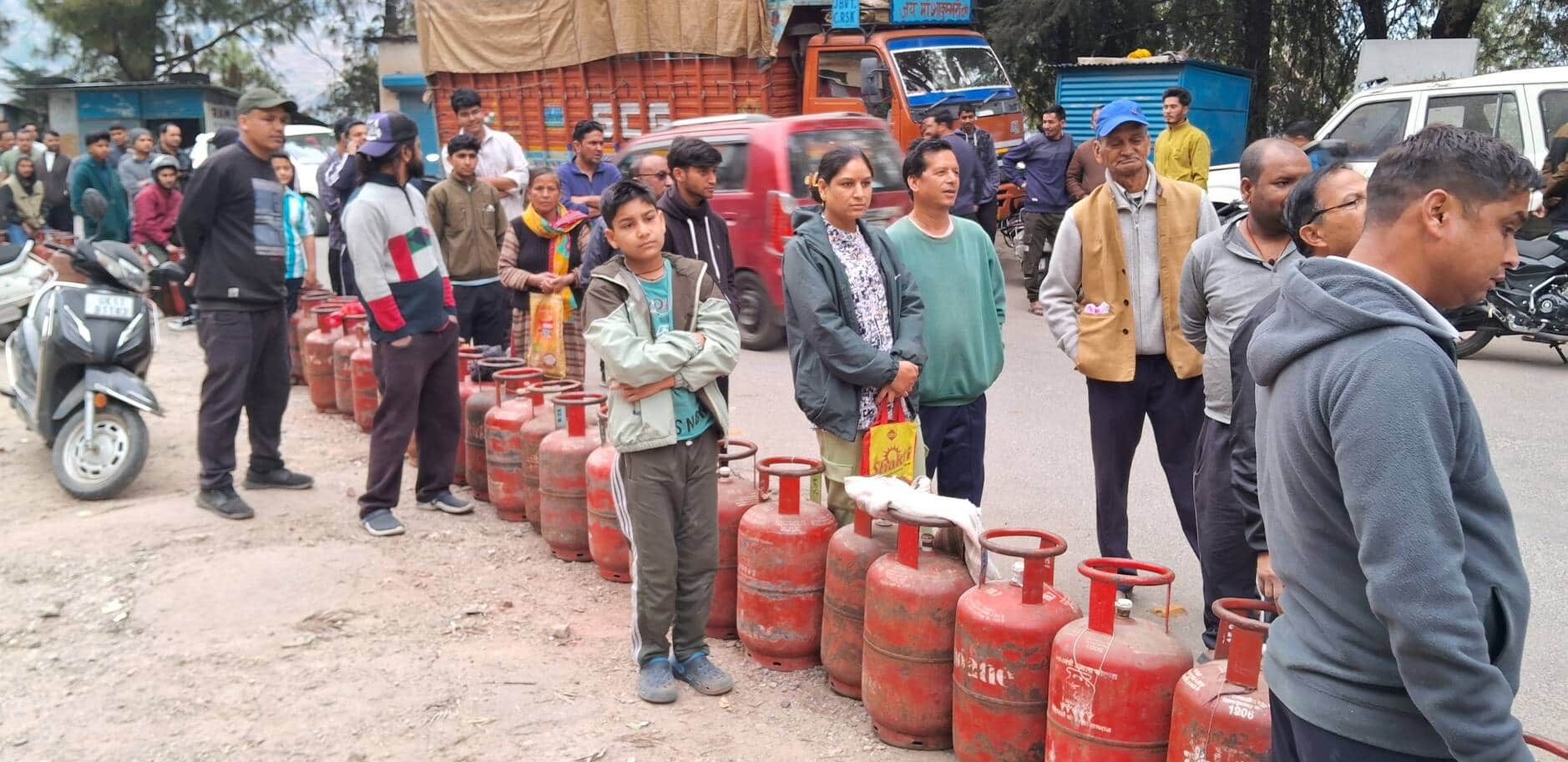 गोपेश्वर में रसोई गैस सिलिंडर को भराने के लिए ली उपभोक्ताओं की लाइन। संवाद 