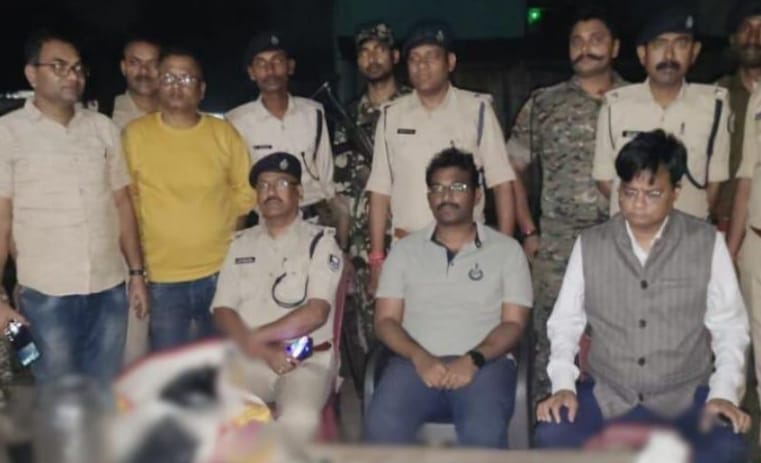 गिरफ्तार तस्कर की जानकारी देती पुलिस