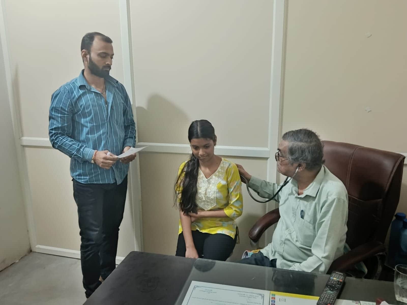 गिरधारी नगर नगरीय पीएचसी पर आरोग्य मेले में किशोरी की जांच करते चिकित्सक। संवाद