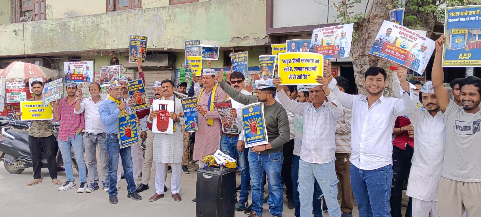 गैस एजेंसी पर प्रदर्शन करते आप के नेता। स्रोत : पार्टी।