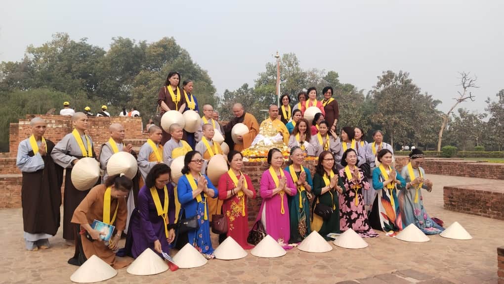  गंध कुटी में पूजा करते वर्मा के अनुयायी।