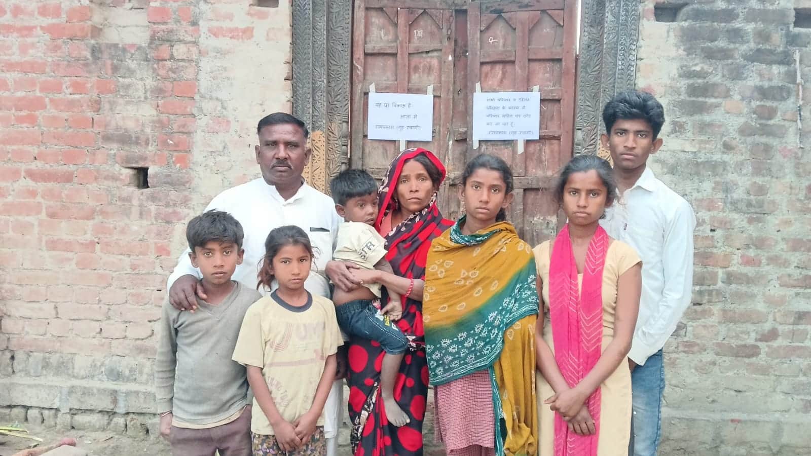 घर के बाहर खड़ा पीड़ित परिवार-स्रोत सोशल मीडिया