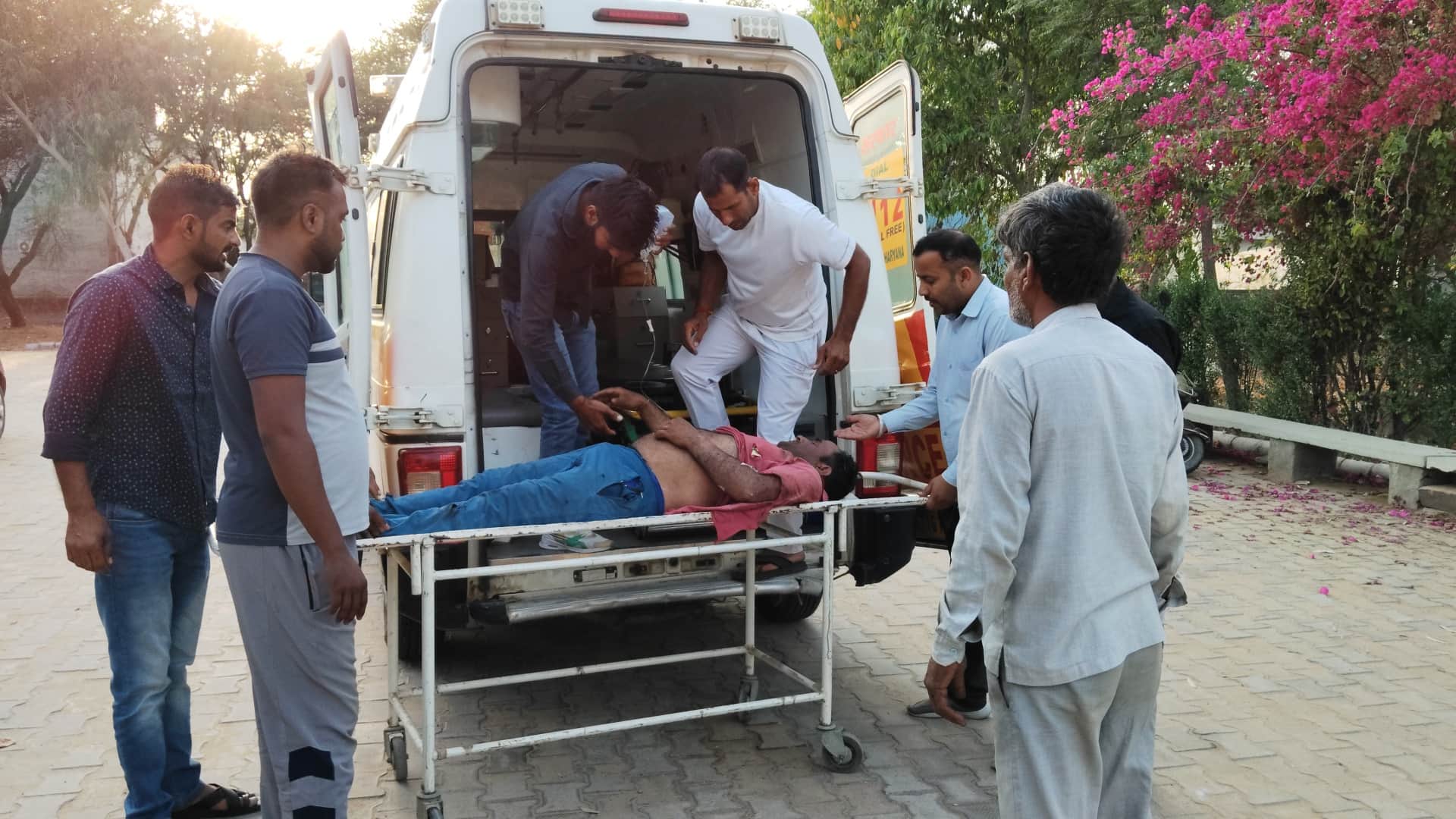 घायल को जिला अस्पताल में रेफर करते अस्पताल कर्मी।