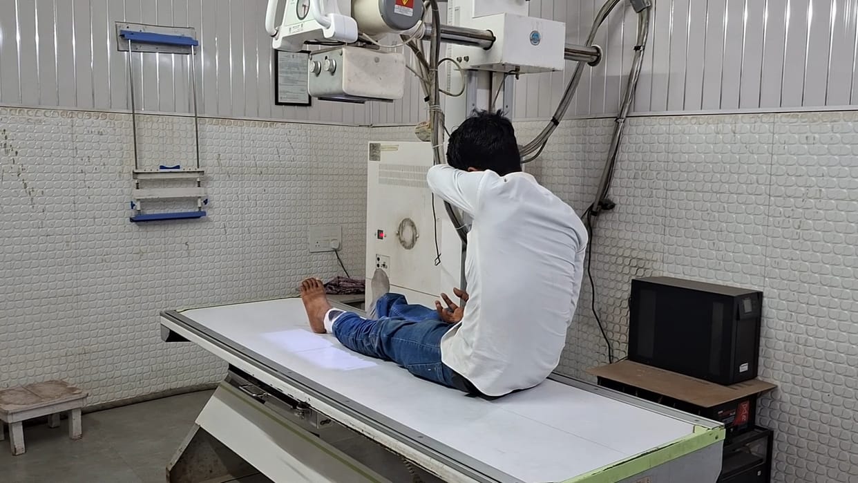 Bihar News Criminals shot a young man for resisting robbery vaishali News hajipur news