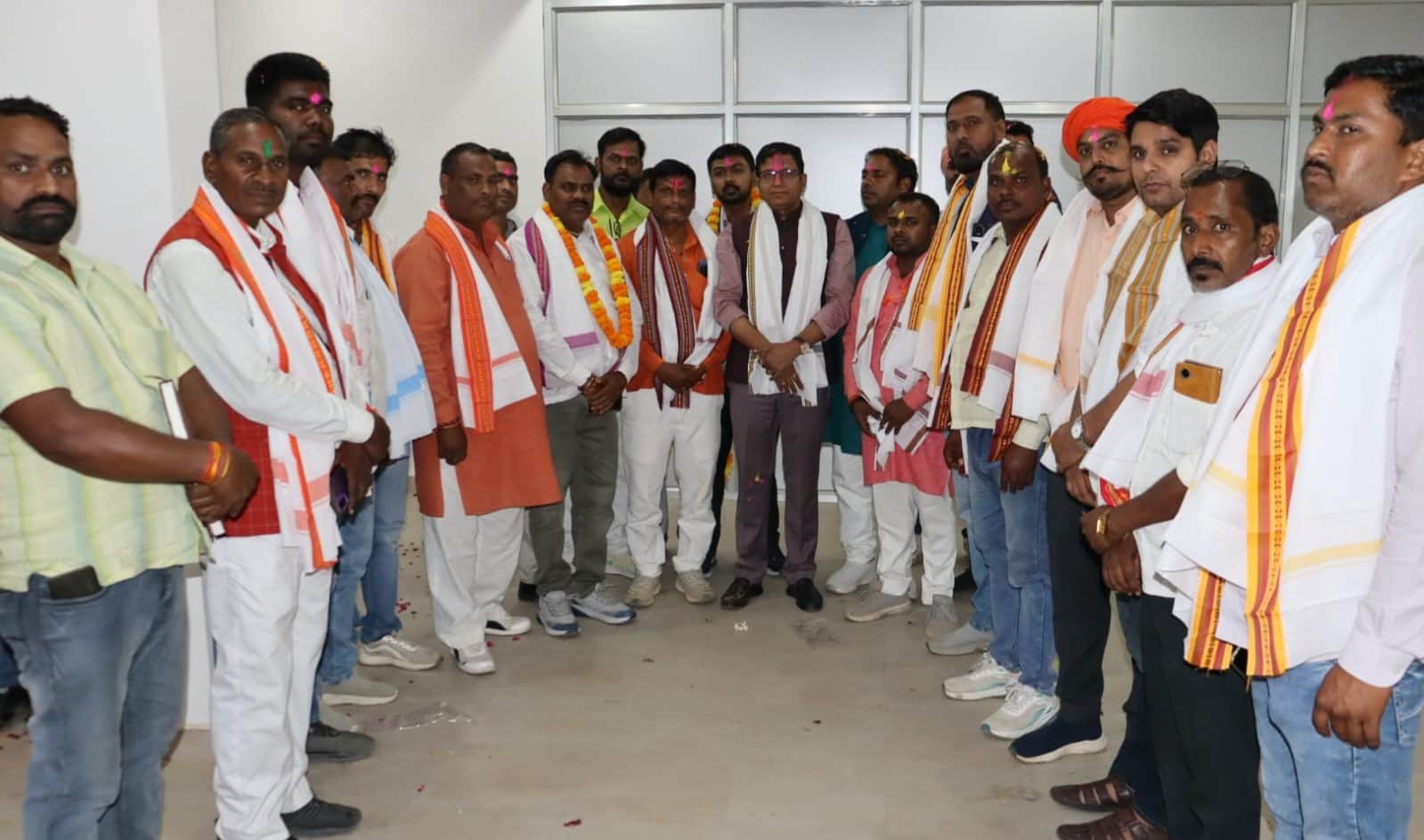 होली मिलन समारोह में सांसद डॉ. विनोद बिंद के साथ खड़े लोग। स्रोत संगठन