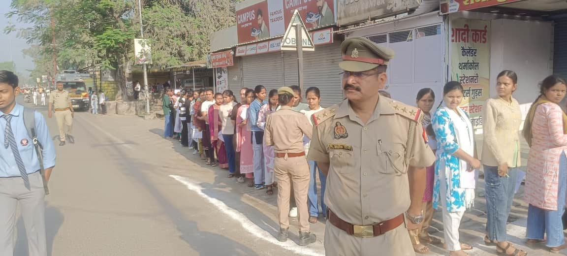 हीरालाल इंटर कॉलेज खलीलाबाद में एसआई भर्ती परीक्षा के लिए लाइन में लगे अभ्यर्थी-संवाद