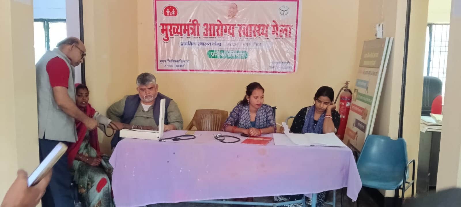 हरदत्तनगर गिरंट पीएचसी में मरीज का उपचार करते चिकित्सक।