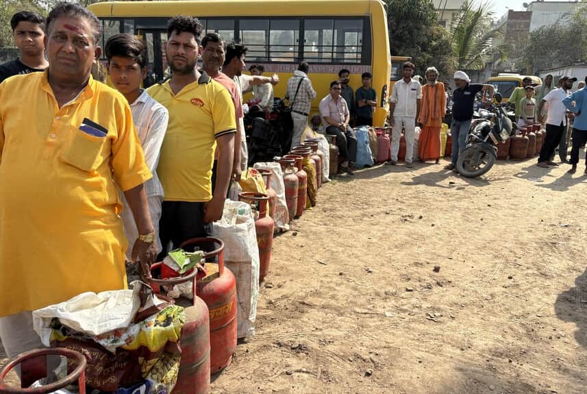 हास्टल चौराहे के पास गैस सिलेंडर के लिए लगी लाईन। संवाद