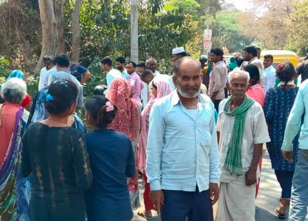 हादसे के बाद मौजूद परिजन व स्थानीय लोग।