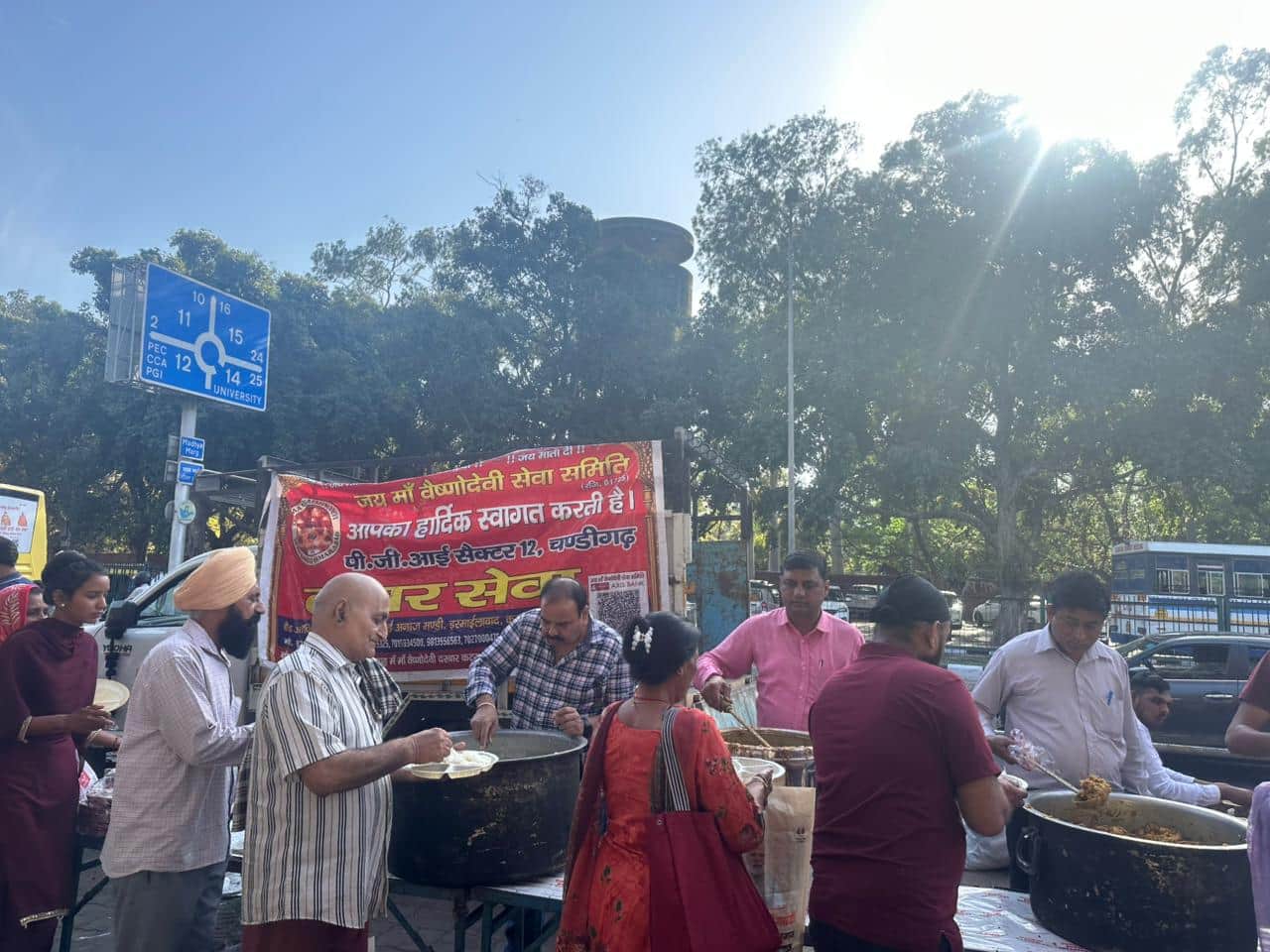 इस्माईलाबाद। जय माता वैष्णो देवी सेवा समिति के सदस्य चंडीगढ़ में आयोजित भंडारे में प्रसाद वितरण