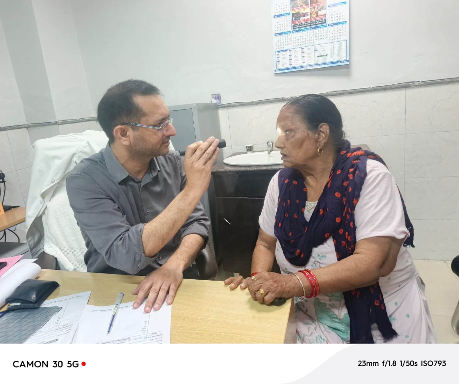 जांच करते डॉ. केतन भारद्वाज। संवाद