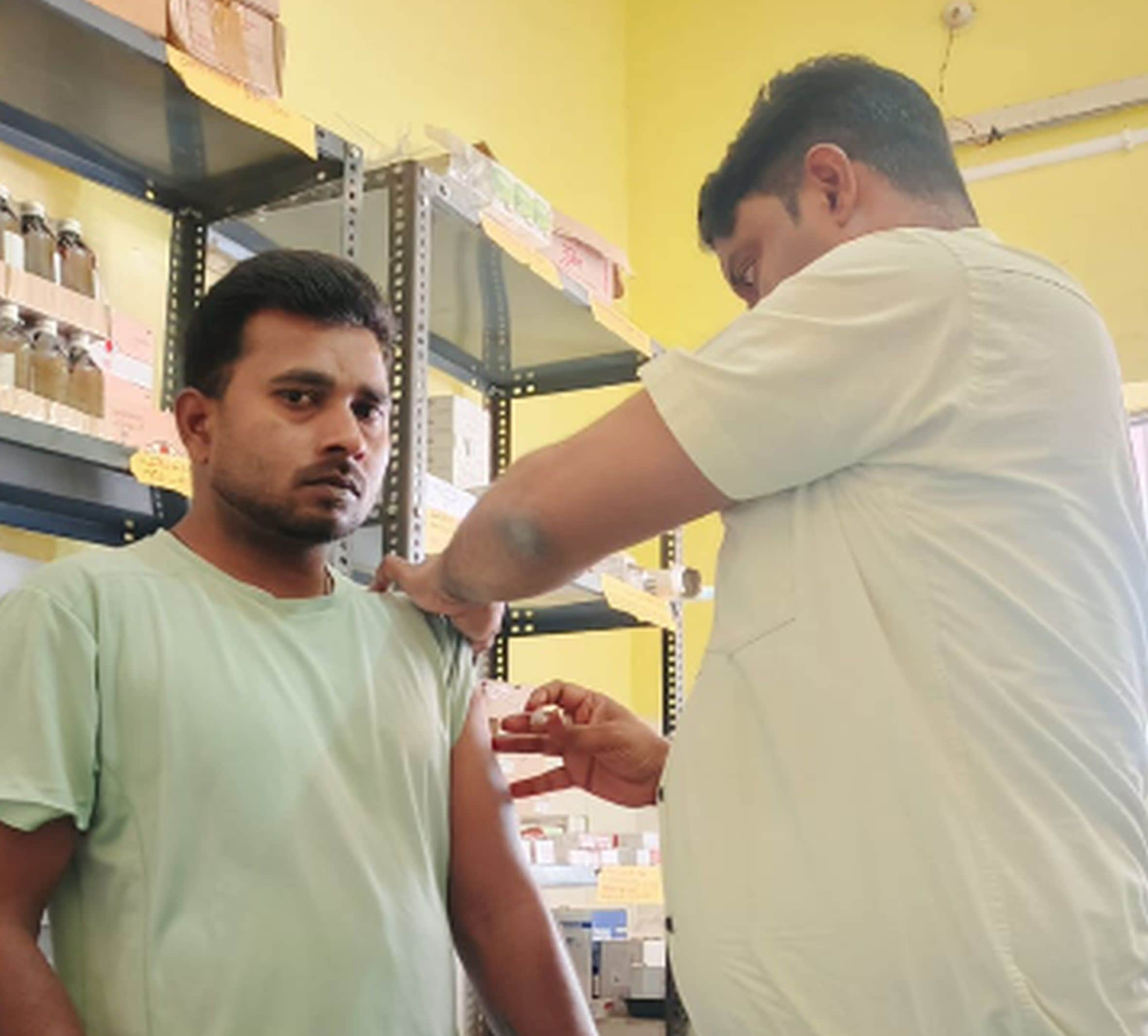 जगतपुर सीएचसी में युवक को एआरवी का इंजेक्शन लगाता स्वास्थ्यकर्मी।