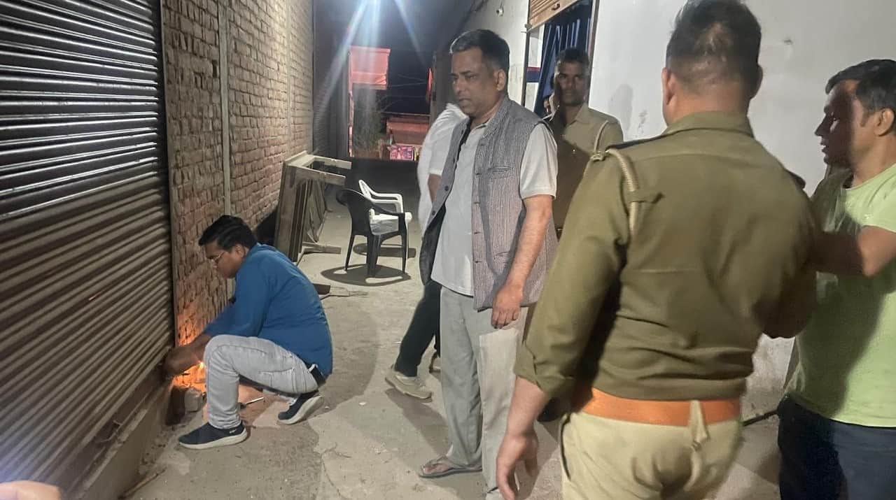 जहांगीरगंज में रविवार को प्रसूता की हालत बिगड़ने व मौत के बाद नर्सिंगहोम को सील करती स्वास्थ्य