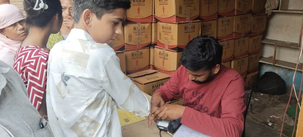 जहाजपुल के पास स्थित राशन डिपो संचालक बायोमीट्रिक लेते हुए। 