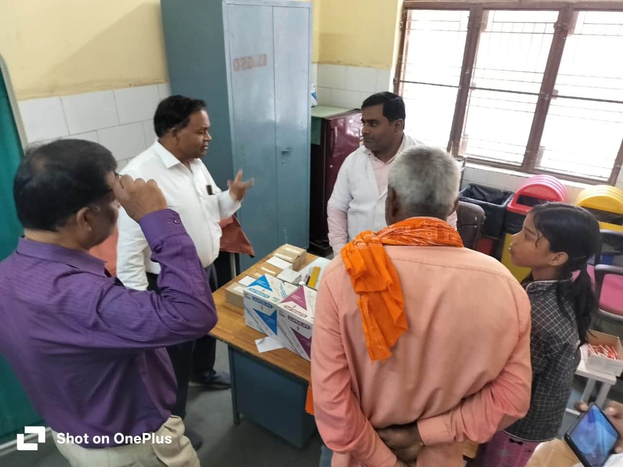 जिला अस्पताल में जांच करती शासन की टीम-स्रोत अस्पताल