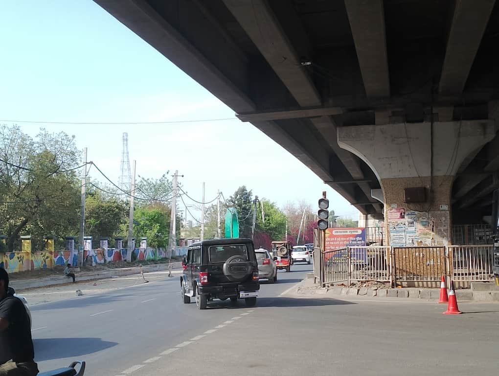 जिला सचिवालय के सामने बंद पड़ी सिग्नल लाइट। संवाद