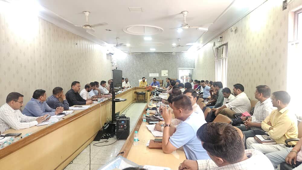 जिला सहकारी बैंक की बैठक में बोलते सभापति ठाकुर रामनाथ सिंह : स्रोत स्वयं