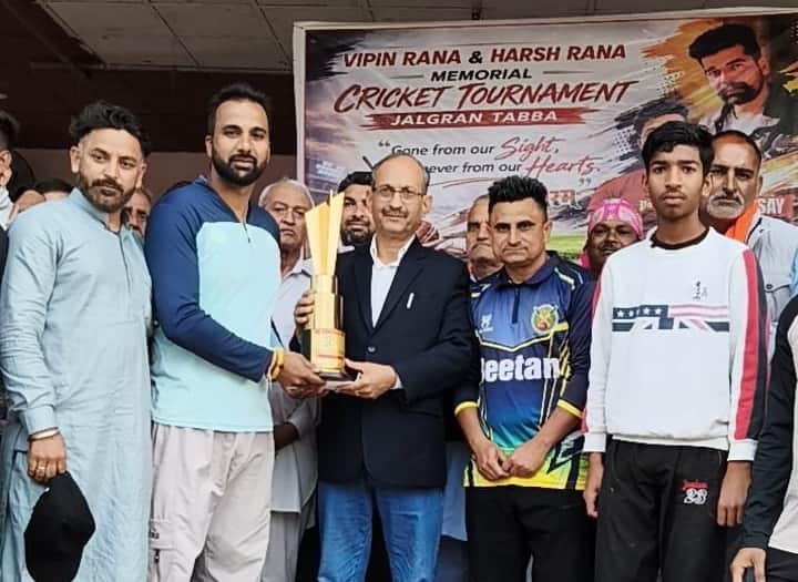 जलग्रां टब्बा में क्रिकेट प्रतियोगिता के दौरान खिलाड़ियों को सम्मानित करने विधायक सतपाल सत्ती। 