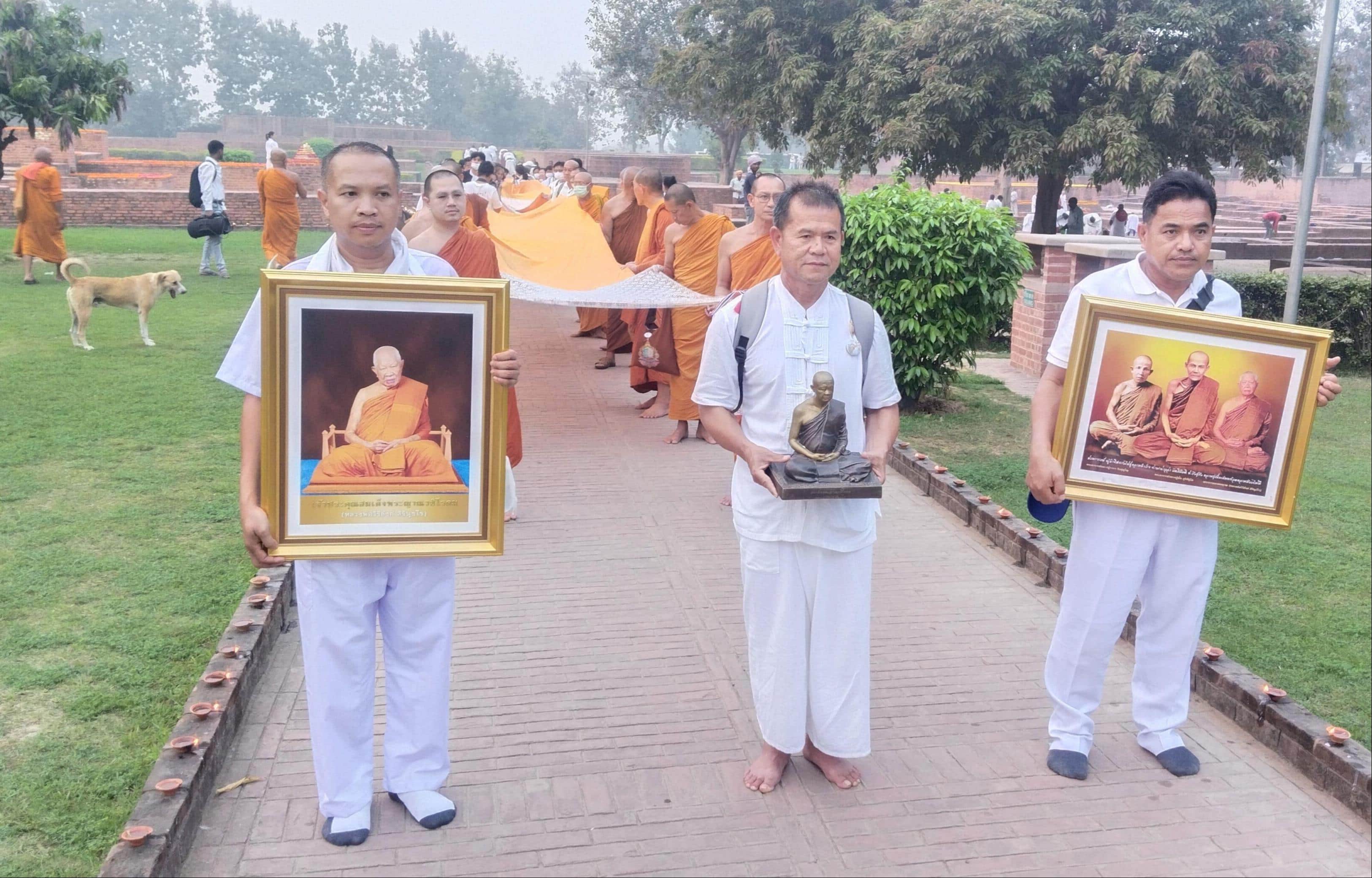 जेतवन परिसर में पारंपरिक तरीके से दर्शन-पूजन करते थाईलैंड के अनुयायी। -संवाद