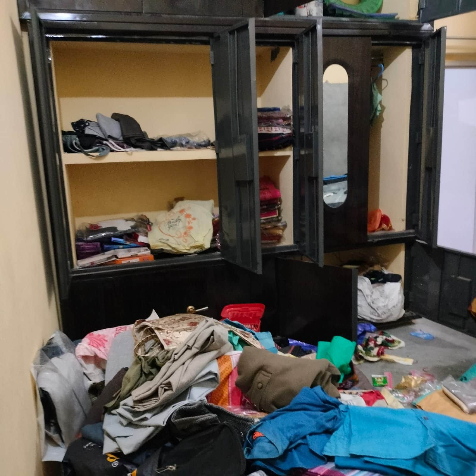 ज्वालामुखी के अंब सलेतर वार्ड नंबर-2 मेंचोरों ने तोड़ी अलमारी और बिखेरा सामान। स्रोत: जागरूक 