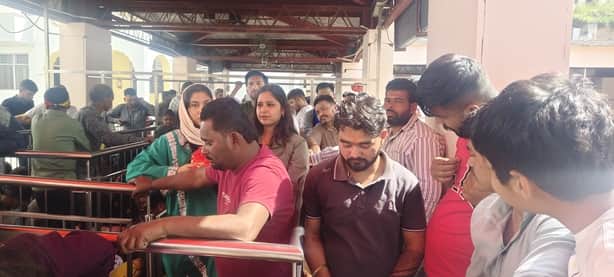 ज्वालामुखी मंदिर में रविवार को उमड़ी श्रद्धालुओं की भीड़। -संवाद