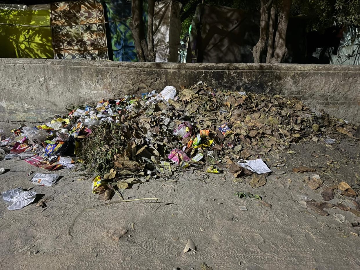 The strike spoils the image of the smart city, with heaps of garbage.