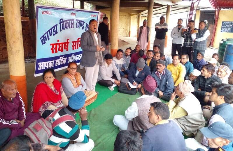 कांडा के कालिका मंदिर में बैठक करते ब्लॉक संघर्ष समिति के सदस्य। संवाद