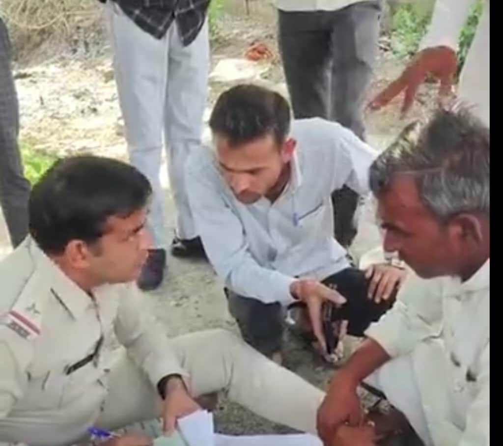 जांच करती पुलिस