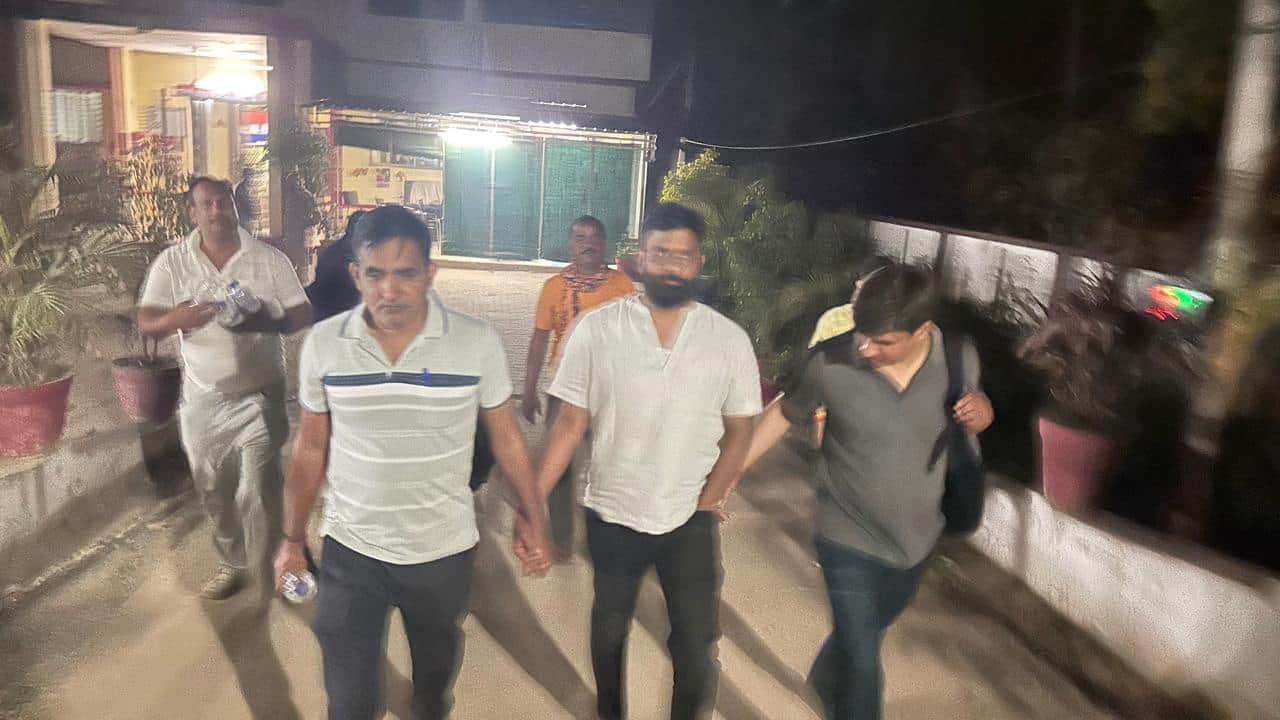 कांग्रेस नेता विनोद तिवारी को गिरफ्तार कर ले जाती दिल्ली पुलिस। स्रोत- ग्रामीण