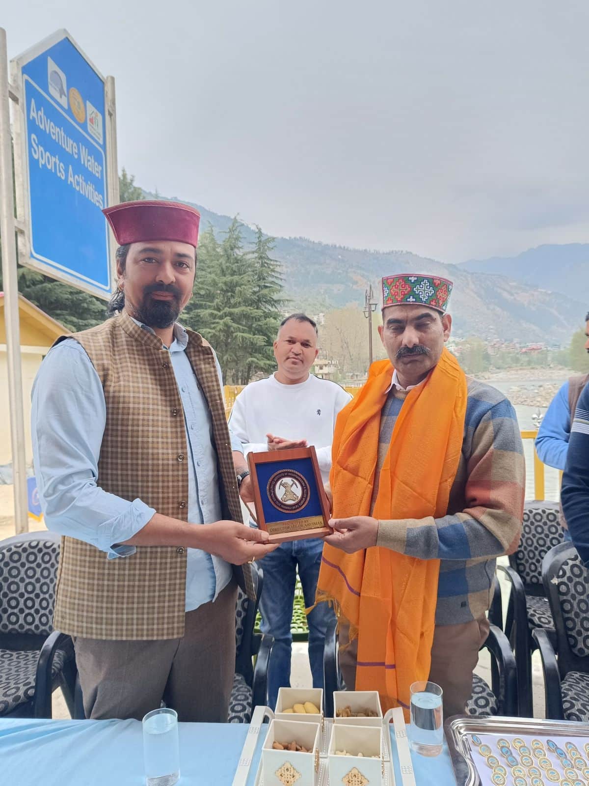 कुल्लू के पिरड़ी में बेसिक कोर्स के समापन पर पहुंचे अटल बिहारी पर्वतारोहण संस्थान के उपनिदेशक ल