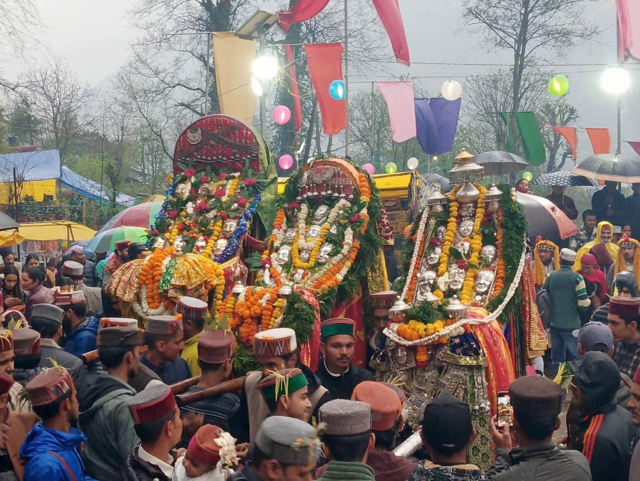 कुल्लू के सेऊबाग में जबाड़ी मेलें में देव नृत्य करते देवता।-संवाद