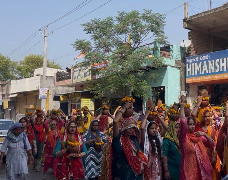 कलश यात्रा निकालतीं महिलाएं। स्रोत : स्थानीय नागरिक