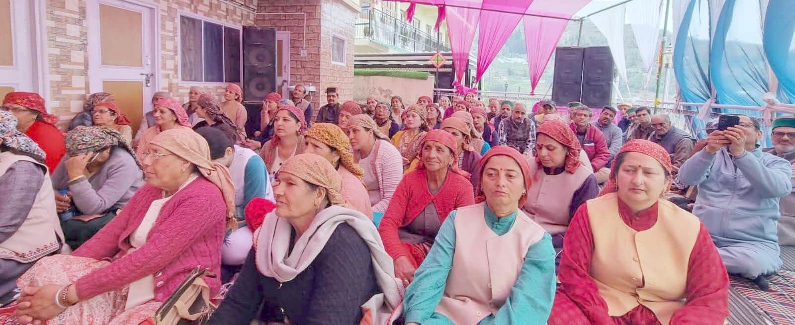 कुमारसैन के बंडोगी में भागवत कथा सुनती महिलाएं। संवाद