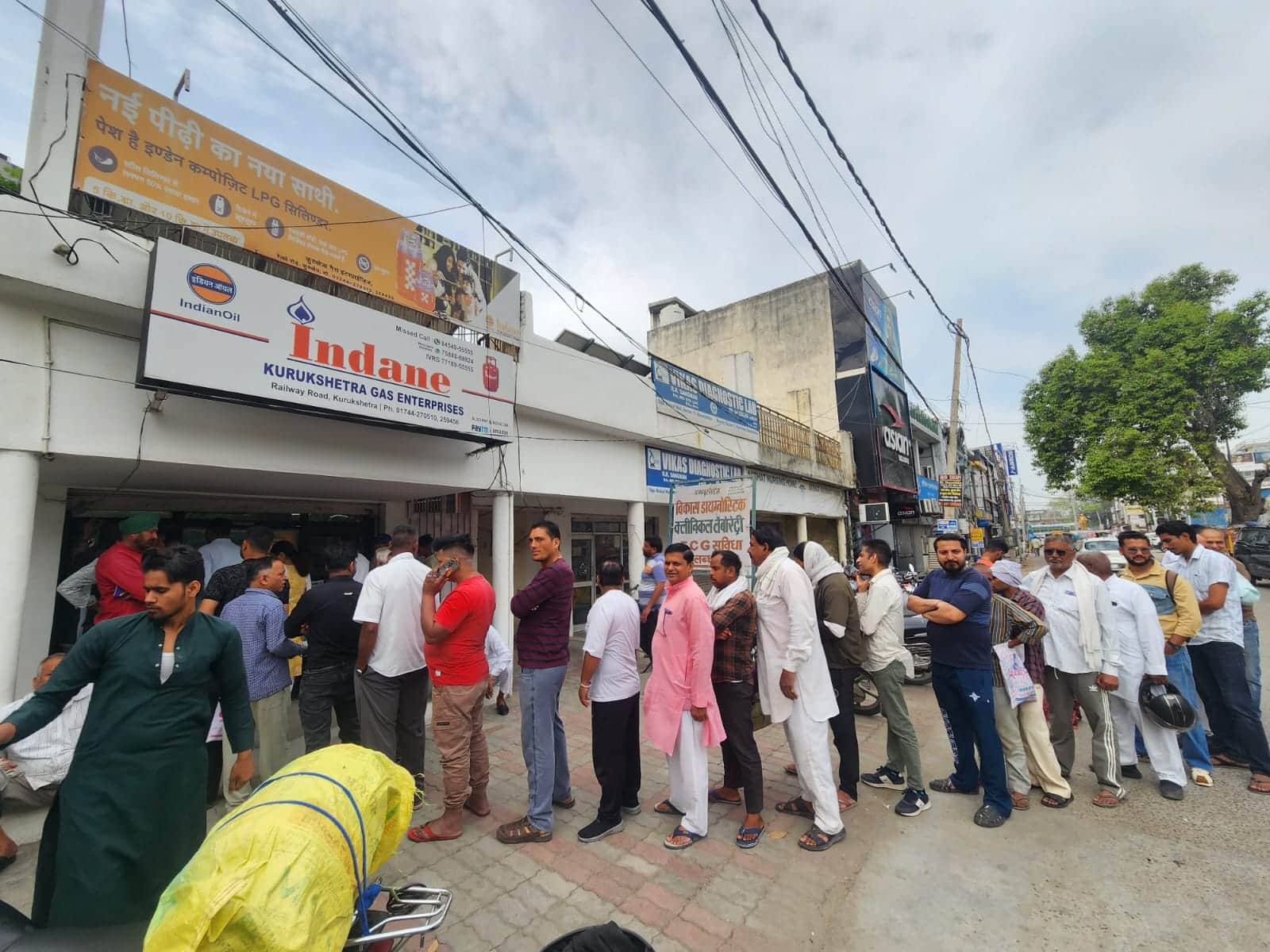 कुरुक्षेत्र। एलपीजी गैस सिलेंडर बुक करवाने के लिए लाइने में लगे उपभोक्ता। संवाद