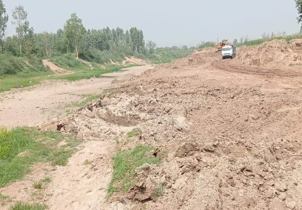 कुरुक्षेत्र। गांव कलसाना के पास मारकंडा नदी से निकाली जा रही मिट्टी व गाद। संवाद