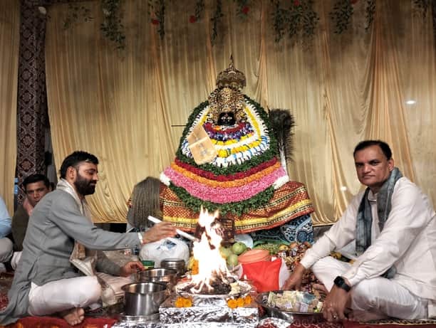 कुरुक्षेत्र। श्री खाटू श्याम मंदिर में पूजन-सेवा करते भक्त। संवाद