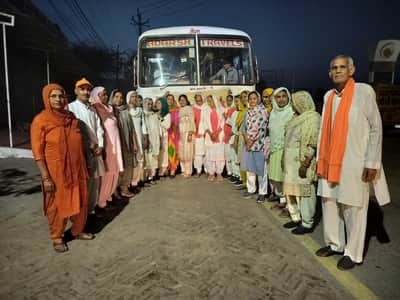 करनाल में आयोजित महिला महासम्मेलन में भाग लेने के लिए पहुंची पतंजलि योग समिति का दल। स्रोत : सम