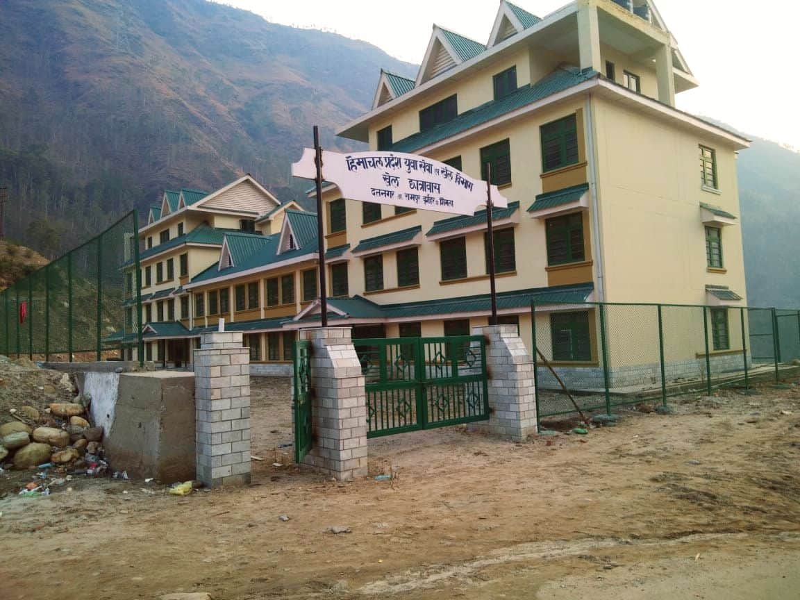 करोड़ों की लागत से बने खेल छात्रावास के लाभ से वंचित चार जिलों के युवा खिलाड़ी। संवाद