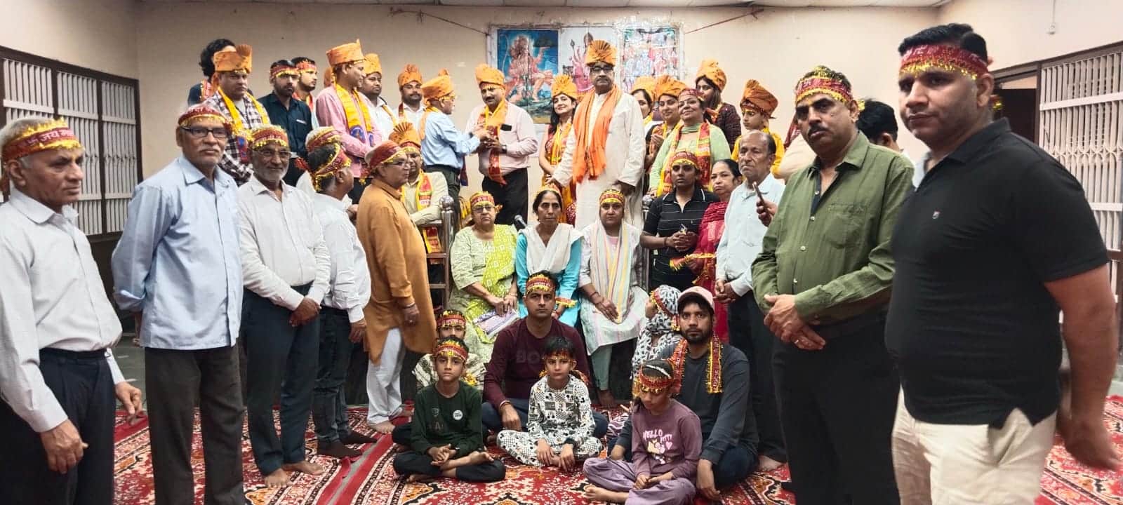 कार्यक्रम के दौरान एक मंच पर आए लोग। स्रोत : संस्था