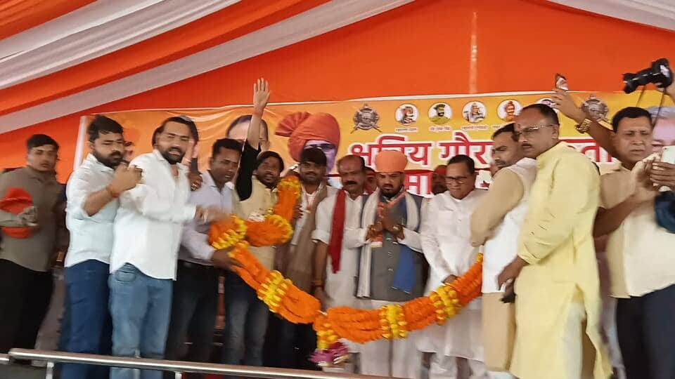 कार्यक्रम में मंच पर मुख्य वक्ता पूर्व सांसद बृजभूषण सिंह का मल्यार्पण करते लोग,उपस्थित क्षत्रि