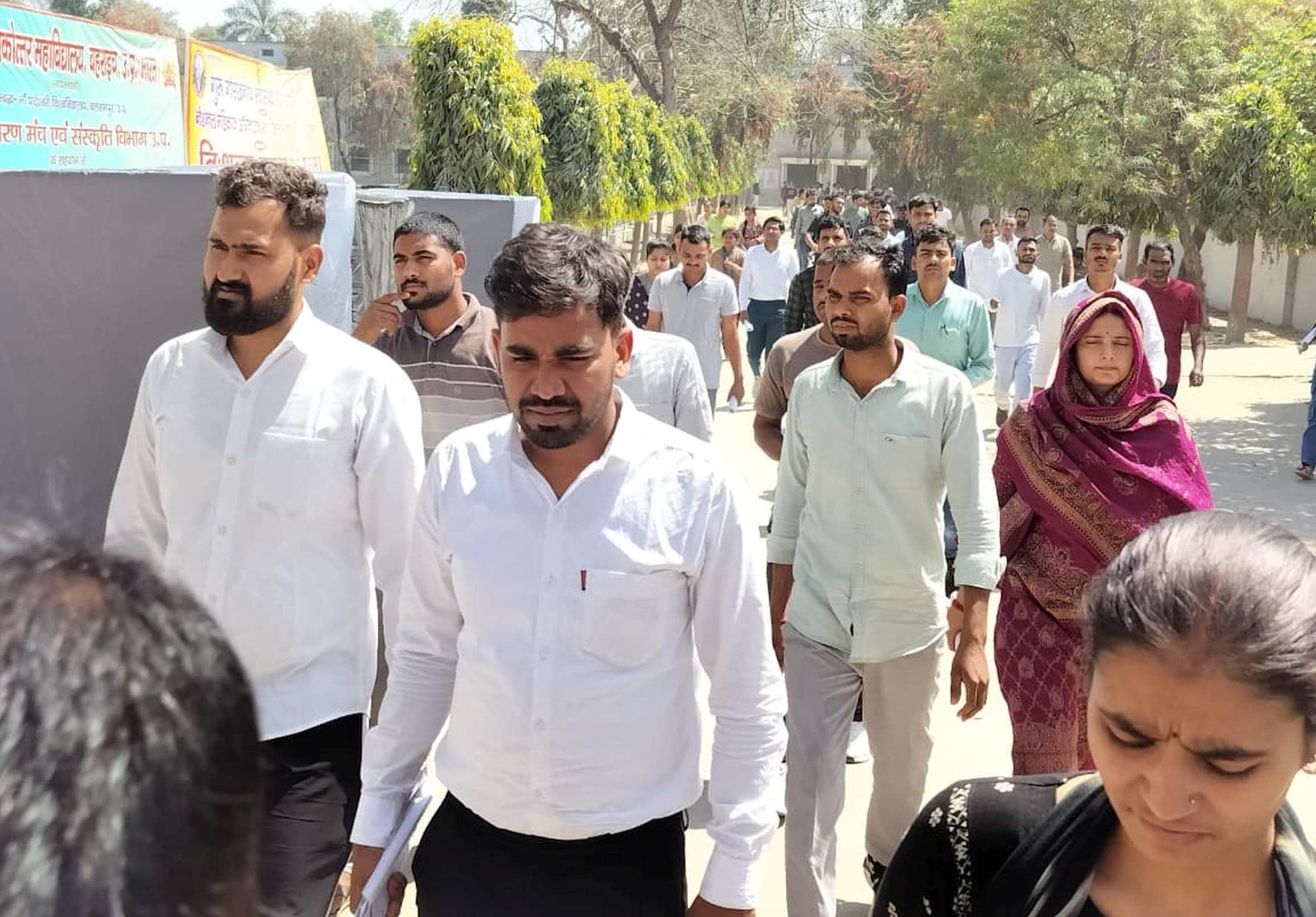  किसान पीजी काॅलेज में दरोगा भर्ती की परीक्षा देकर बाहर निकलते अभ्यर्थी। -संवाद